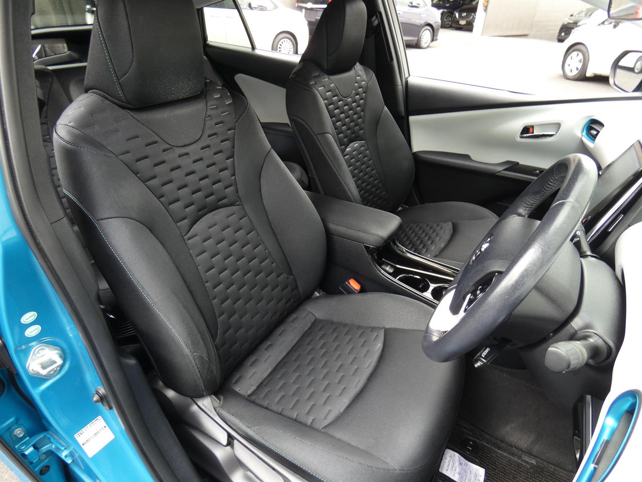 2017 Toyota Prius thumbnail