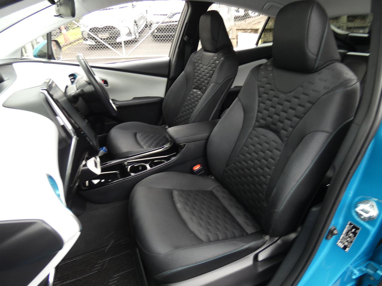 2017 Toyota Prius thumbnail