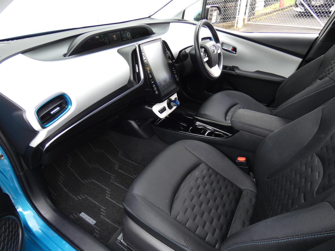 2017 Toyota Prius thumbnail