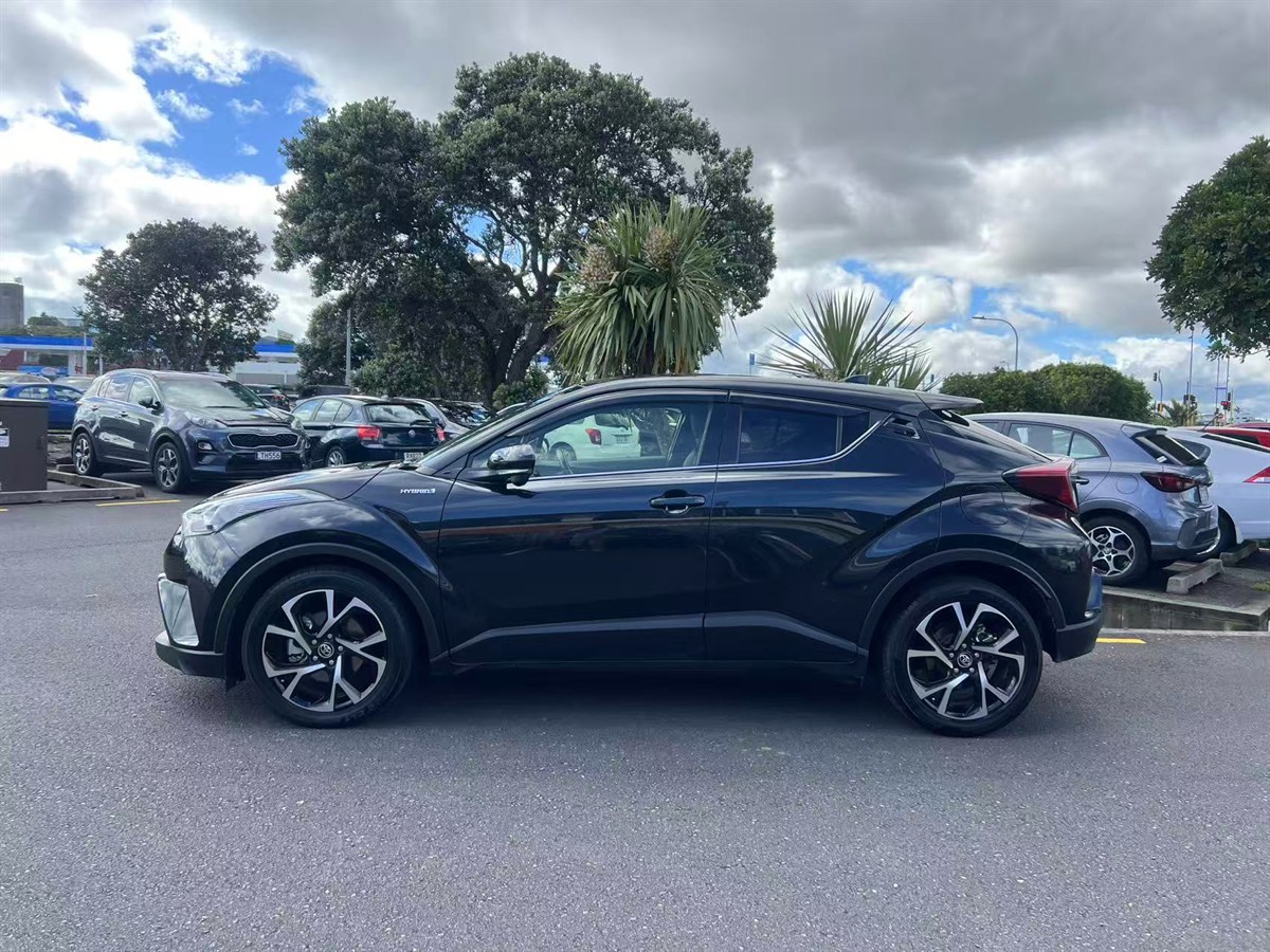 2019 Toyota C-HR thumbnail