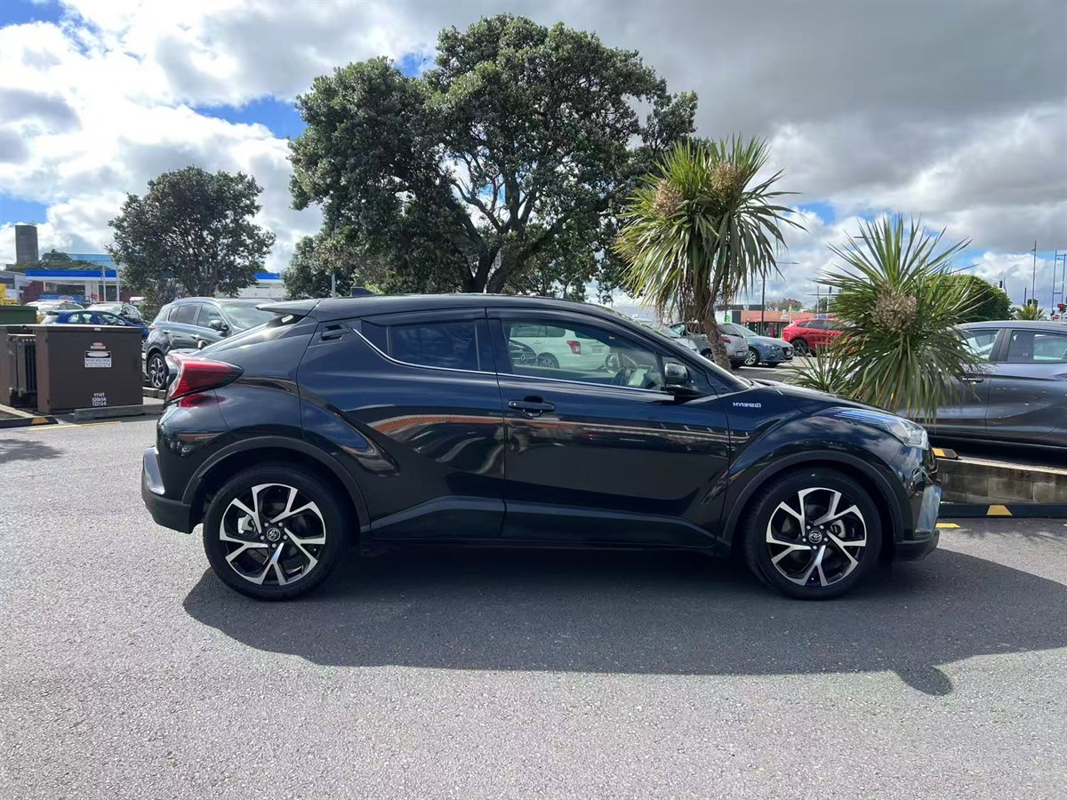 2019 Toyota C-HR thumbnail
