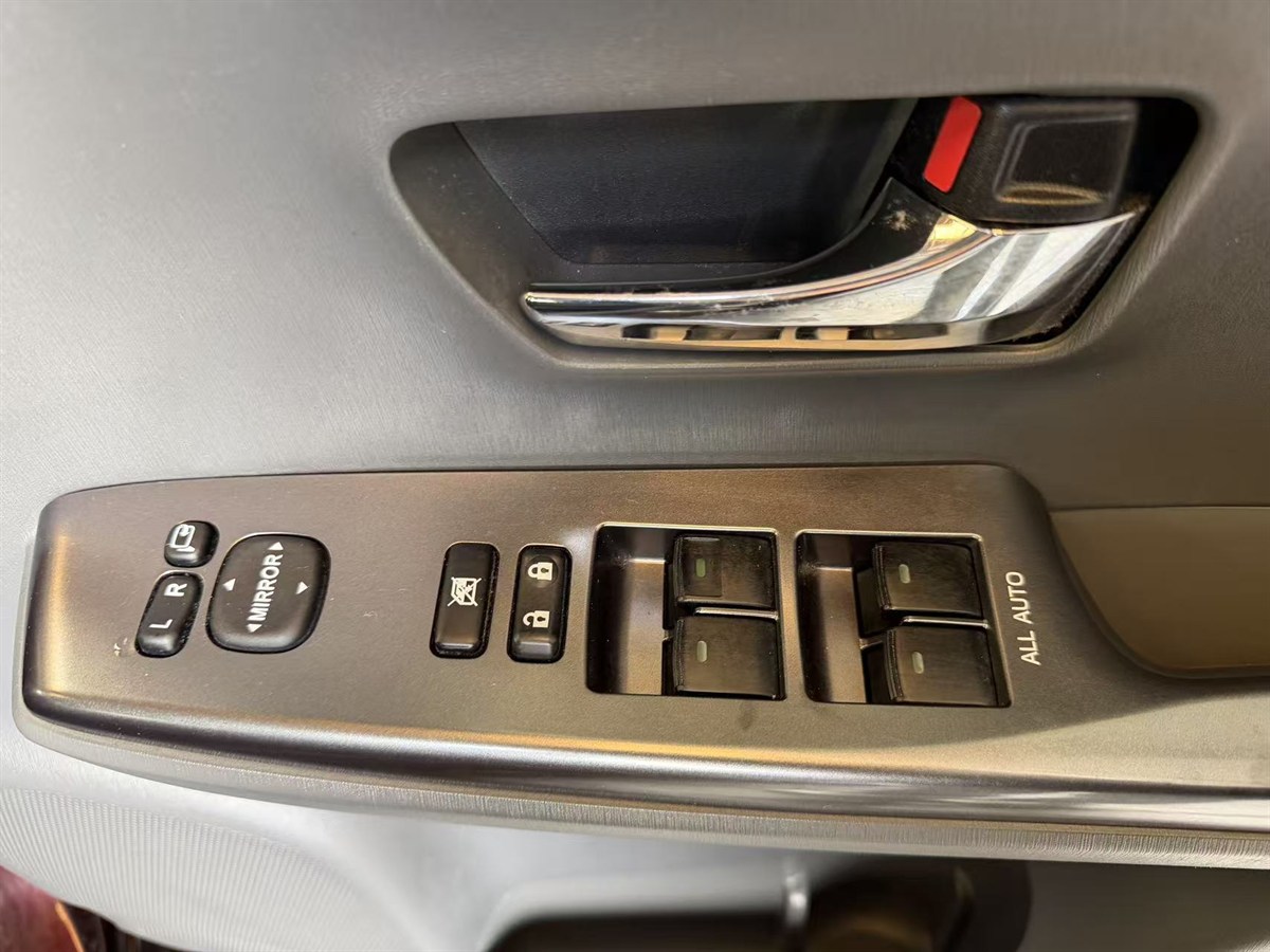 2014 Toyota Prius thumbnail