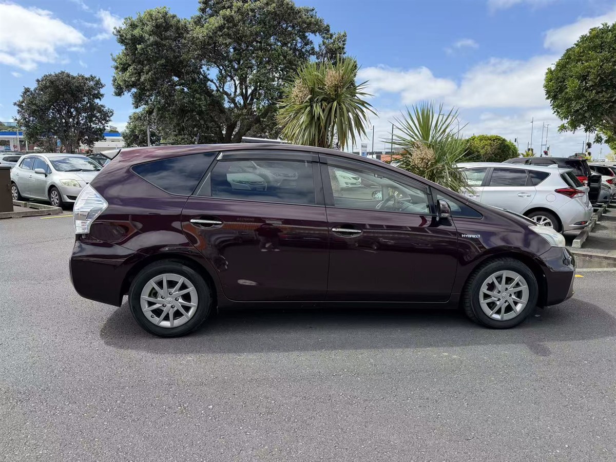 2014 Toyota Prius thumbnail