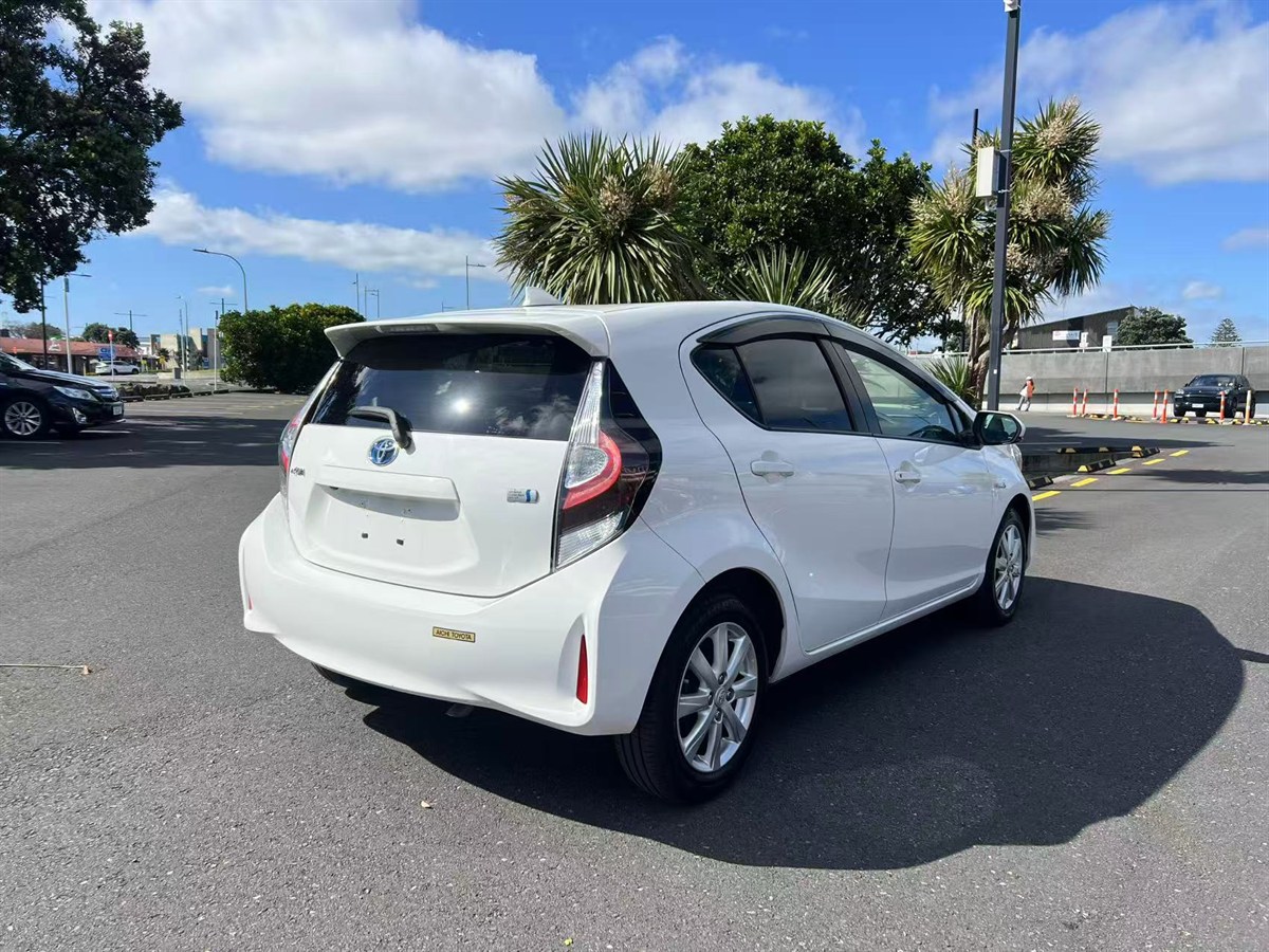 2020 Toyota Aqua thumbnail