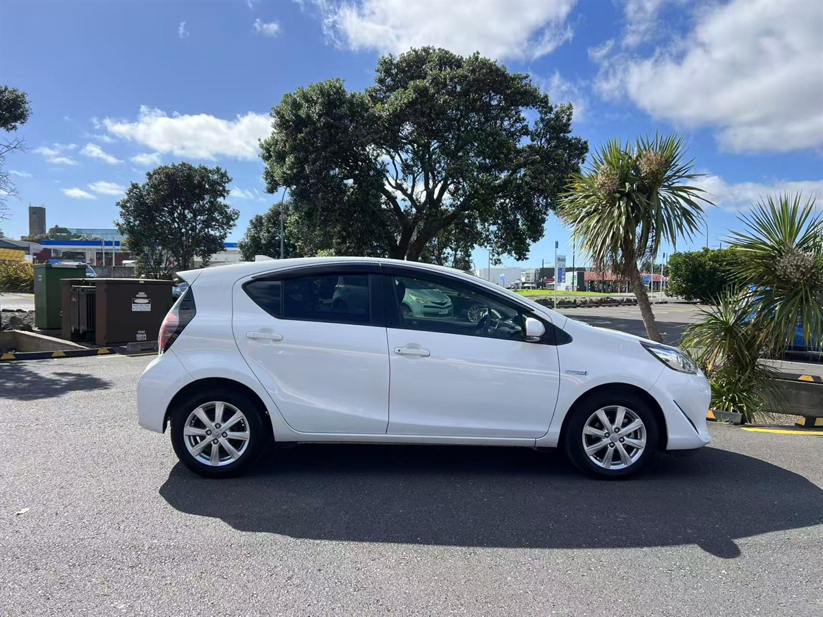 2020 Toyota Aqua thumbnail