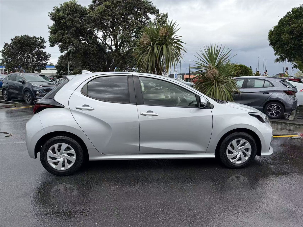 2021 Toyota Yaris thumbnail
