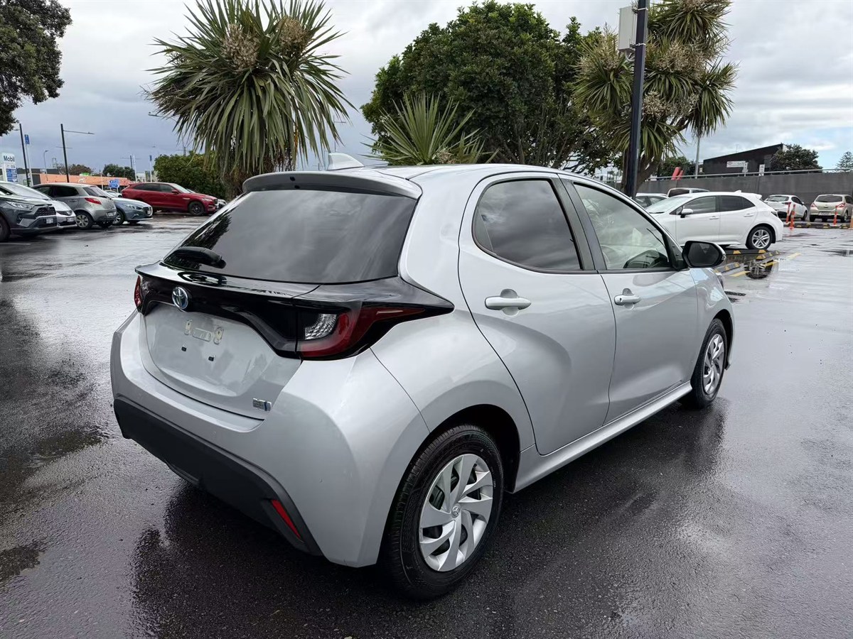 2021 Toyota Yaris thumbnail