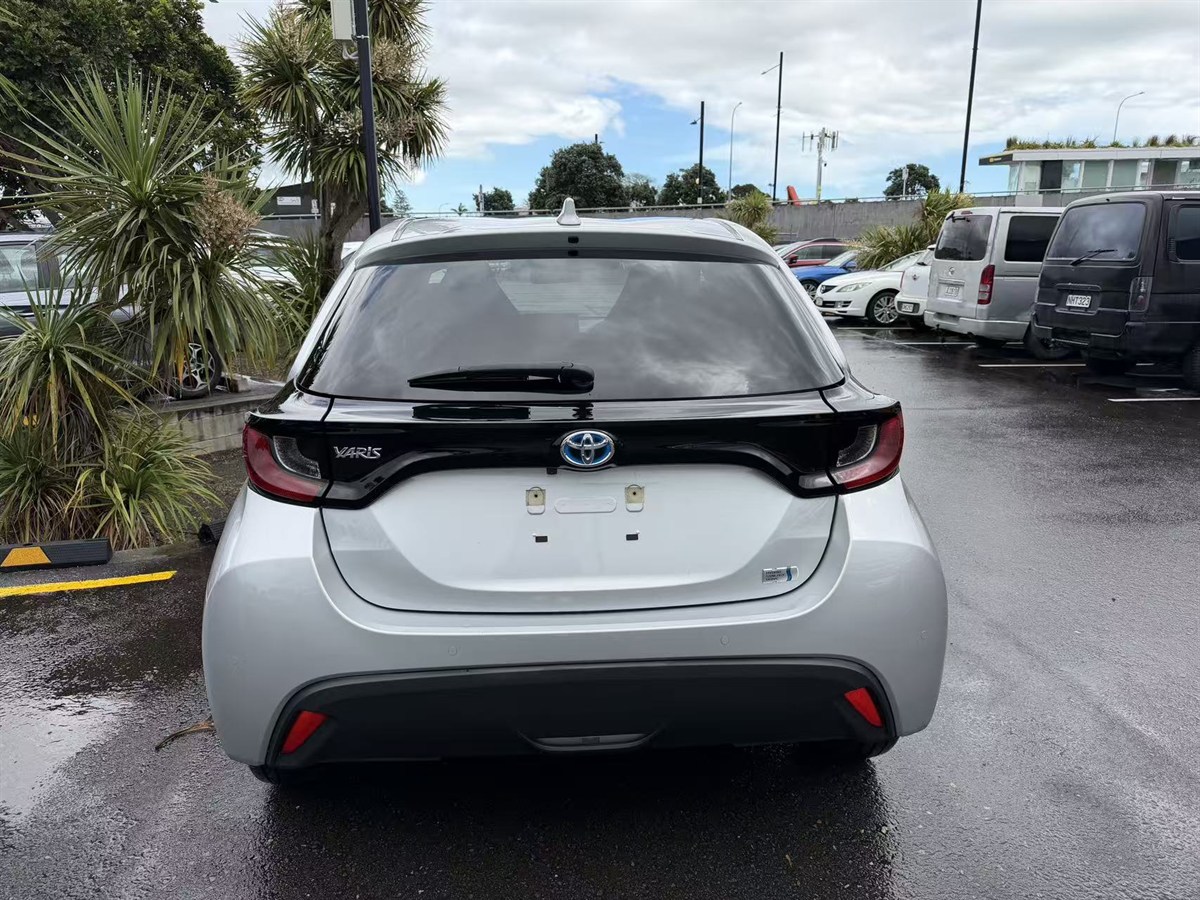 2021 Toyota Yaris thumbnail