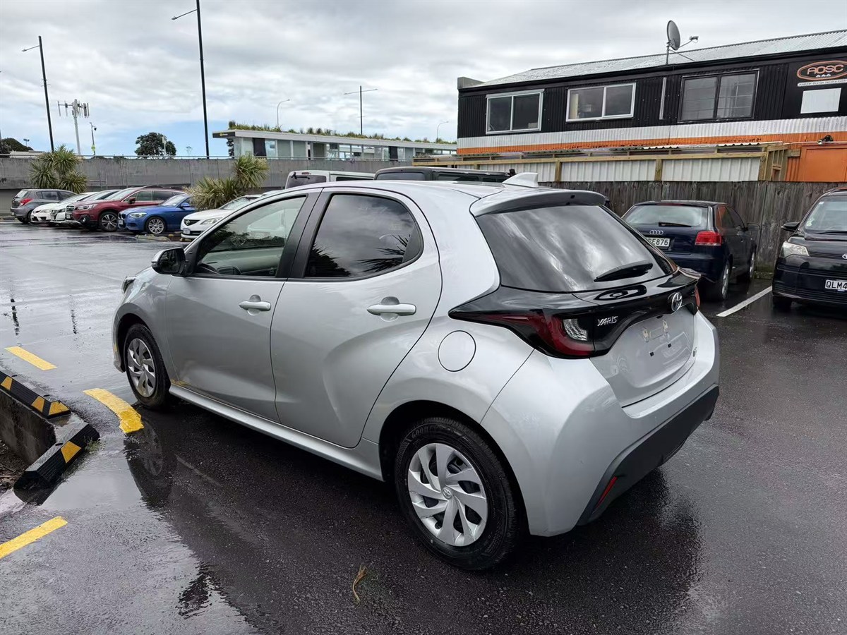 2021 Toyota Yaris thumbnail