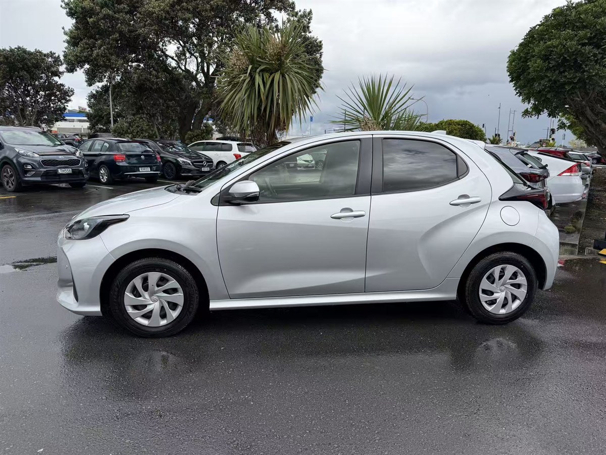 2021 Toyota Yaris thumbnail