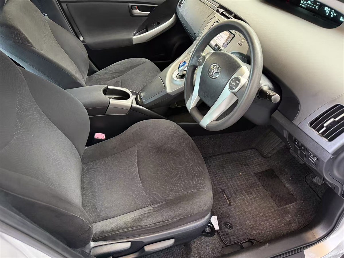 2013 Toyota Prius thumbnail