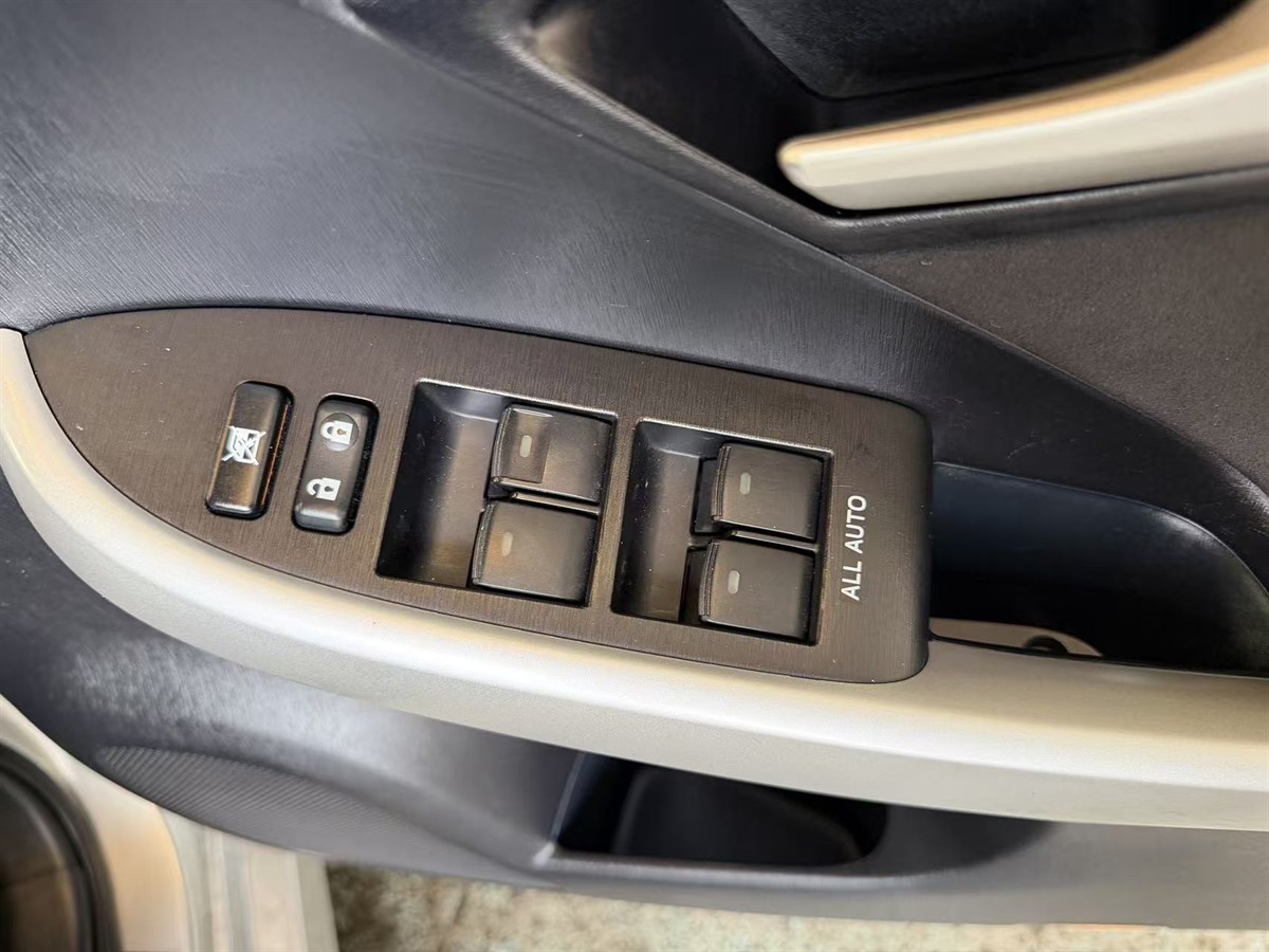 2013 Toyota Prius thumbnail
