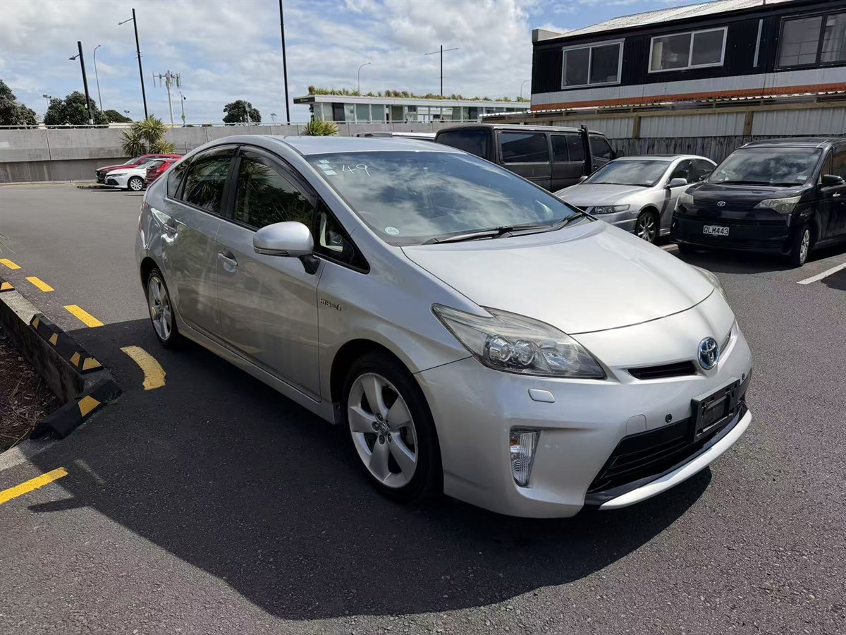 2013 Toyota Prius thumbnail