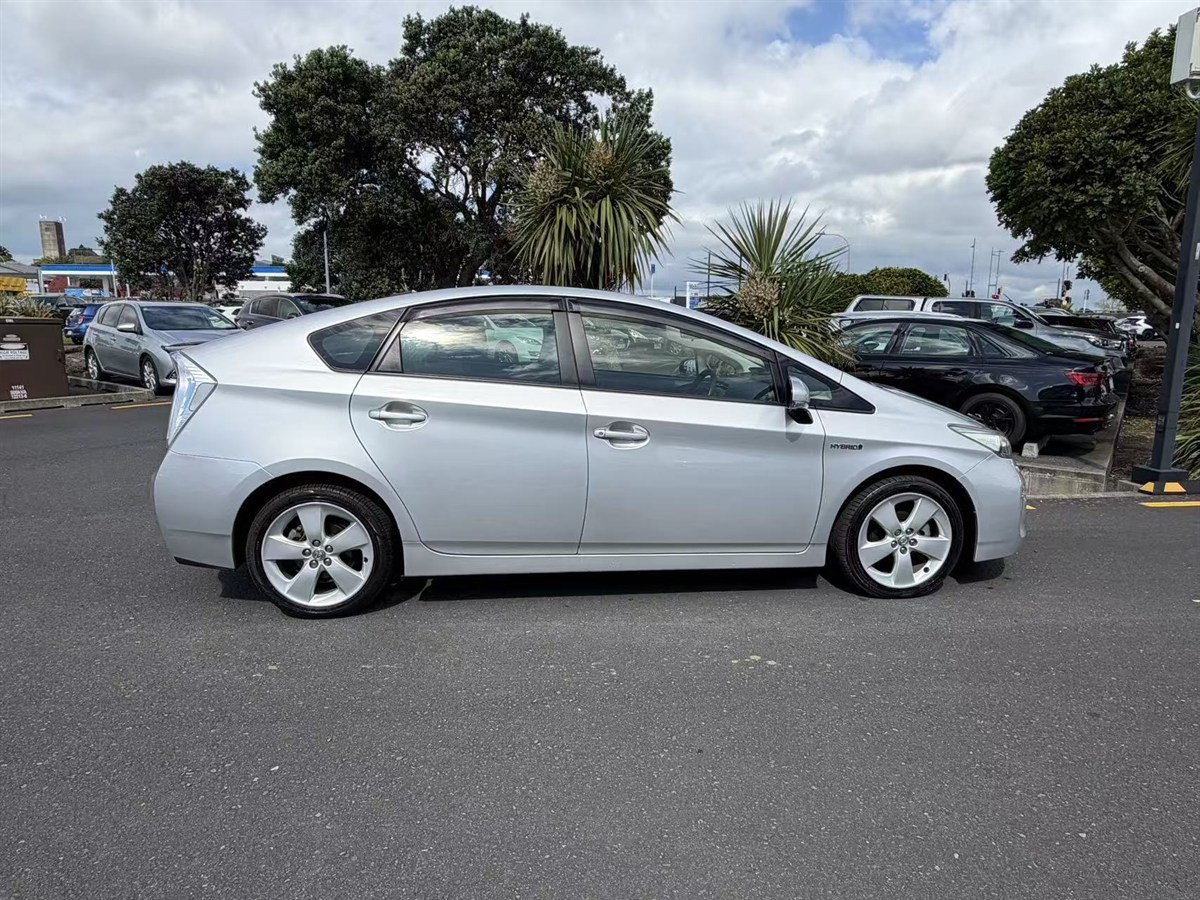 2013 Toyota Prius thumbnail
