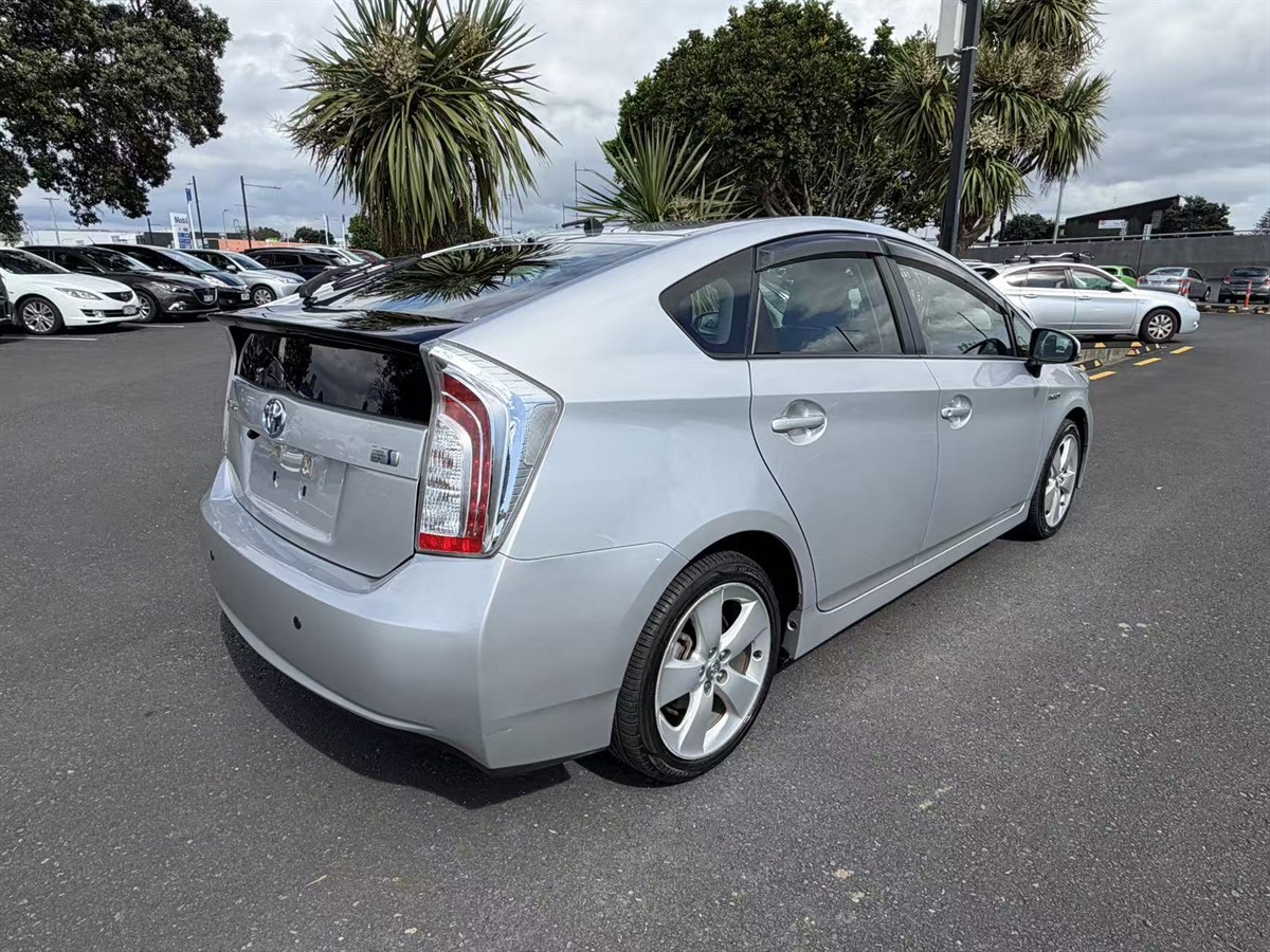 2013 Toyota Prius thumbnail