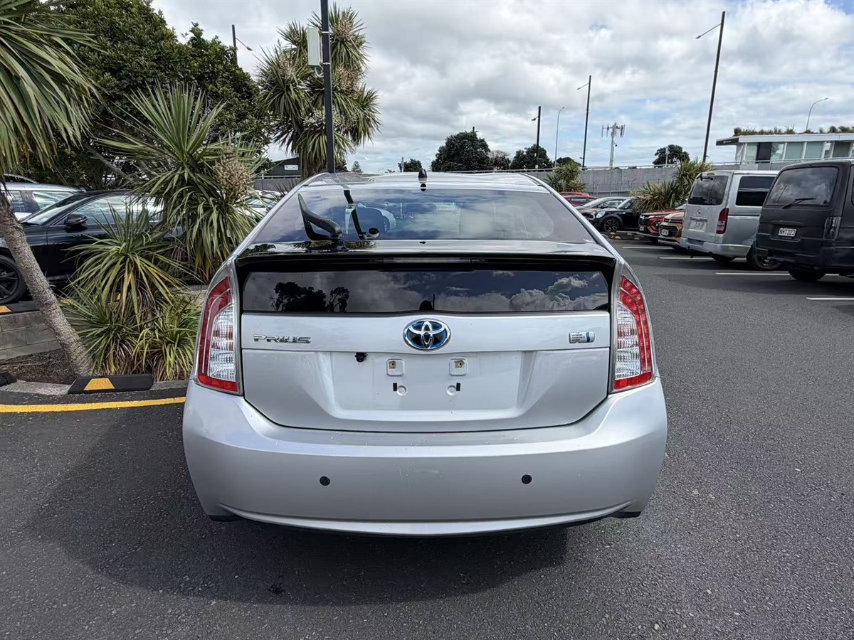 2013 Toyota Prius thumbnail