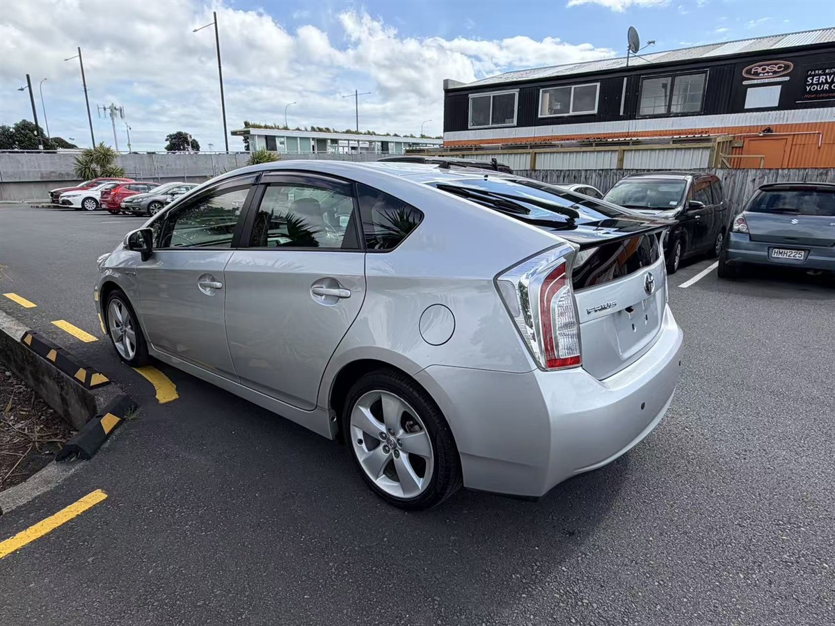2013 Toyota Prius thumbnail