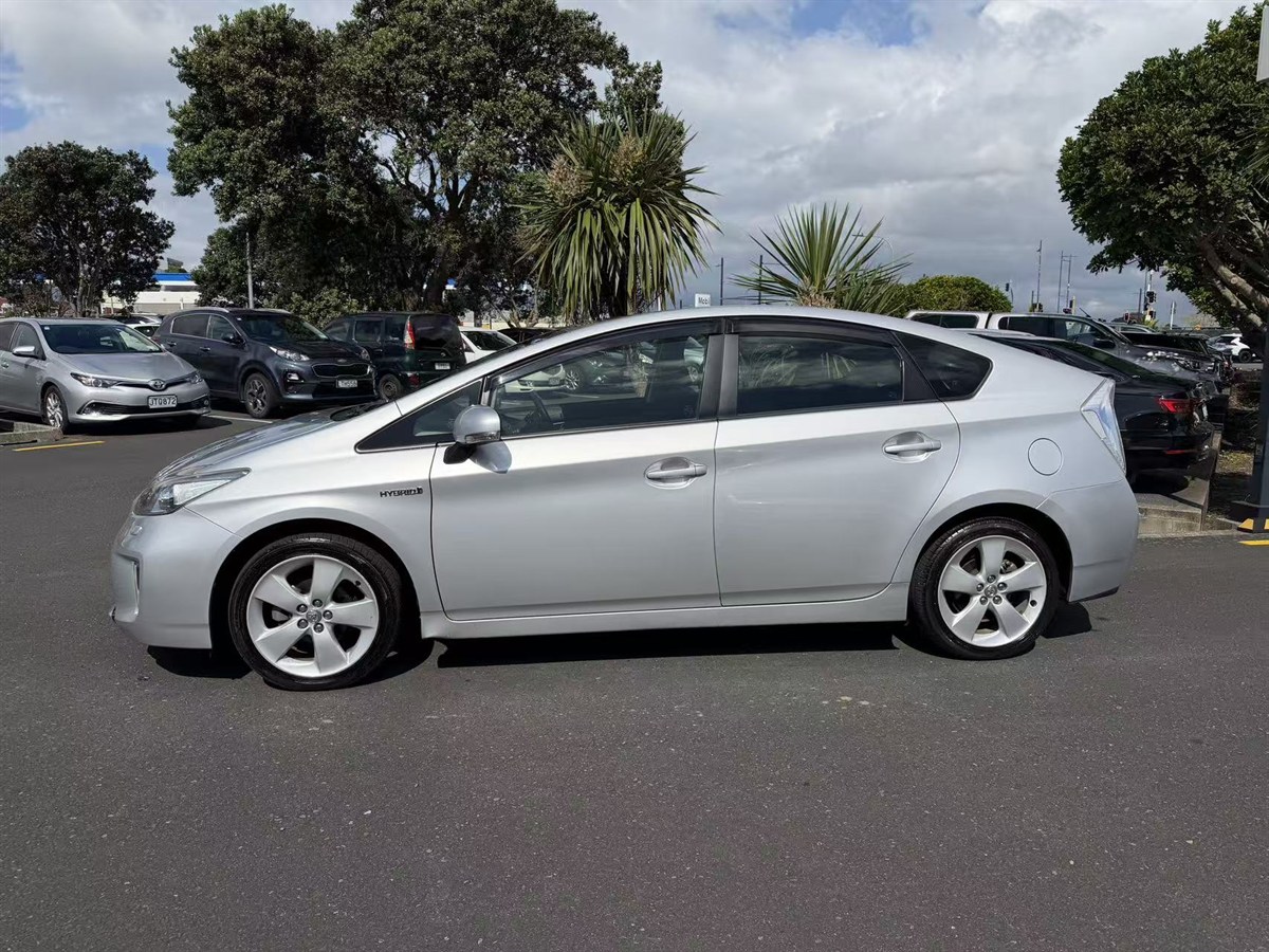 2013 Toyota Prius thumbnail