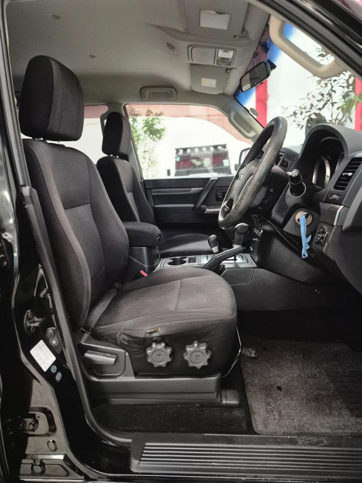 2014 Mitsubishi Pajero thumbnail