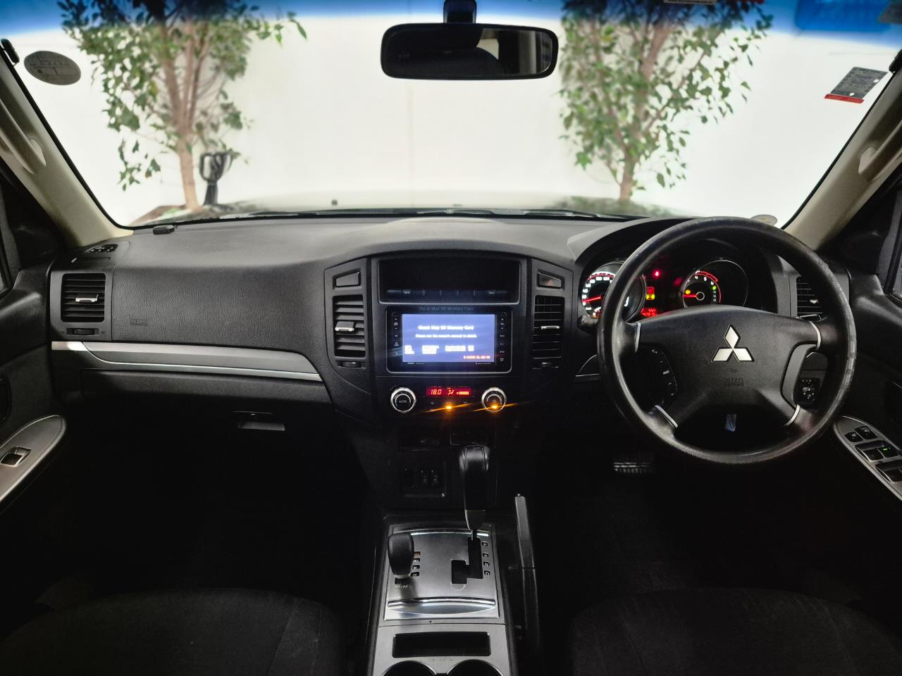 2014 Mitsubishi Pajero thumbnail