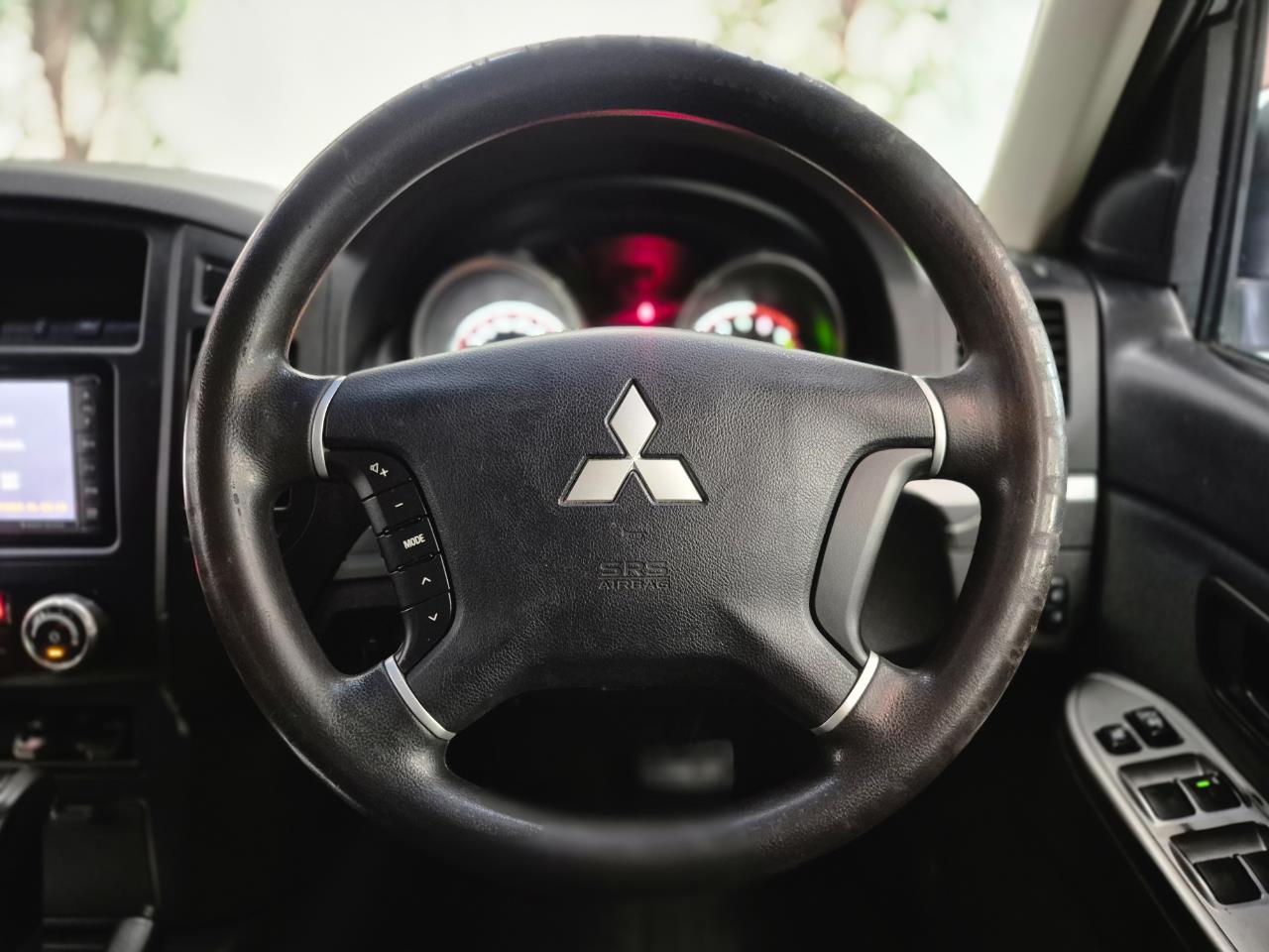 2014 Mitsubishi Pajero thumbnail