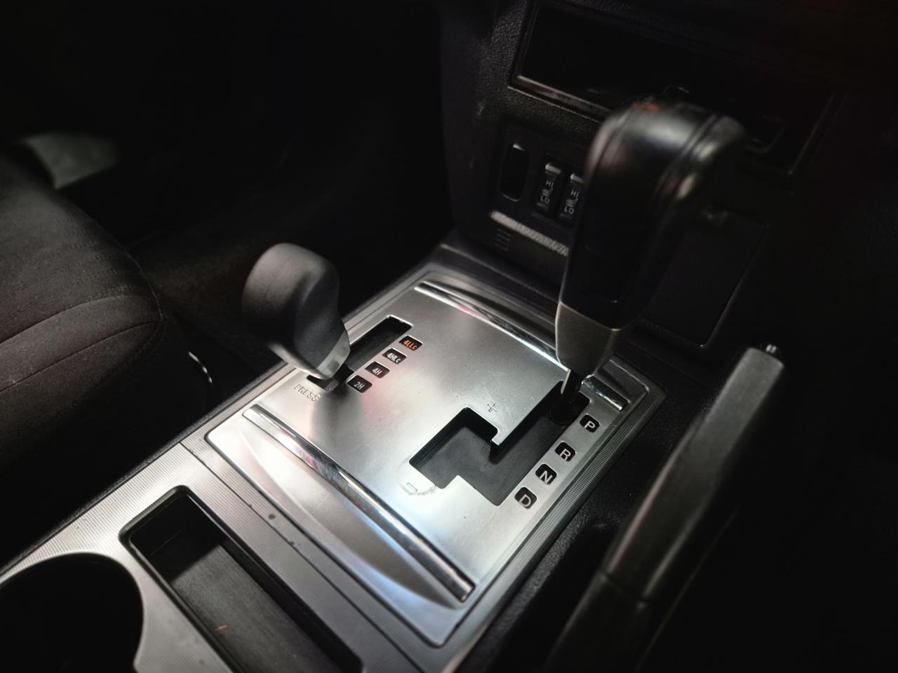 2014 Mitsubishi Pajero thumbnail