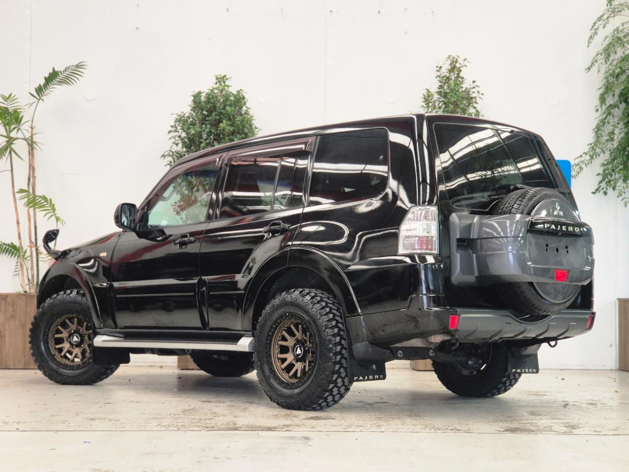 2014 Mitsubishi Pajero thumbnail
