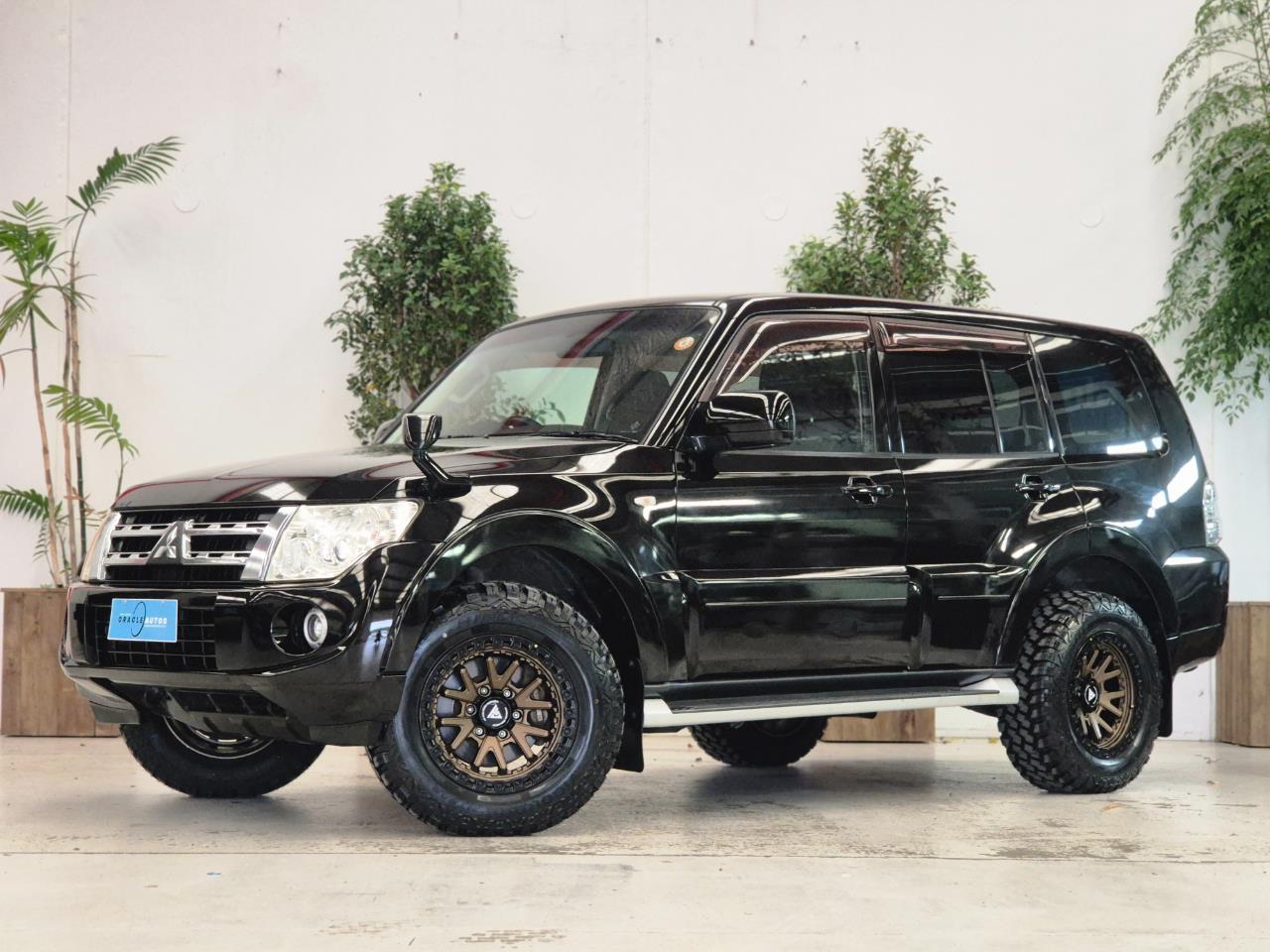 2014 Mitsubishi Pajero thumbnail