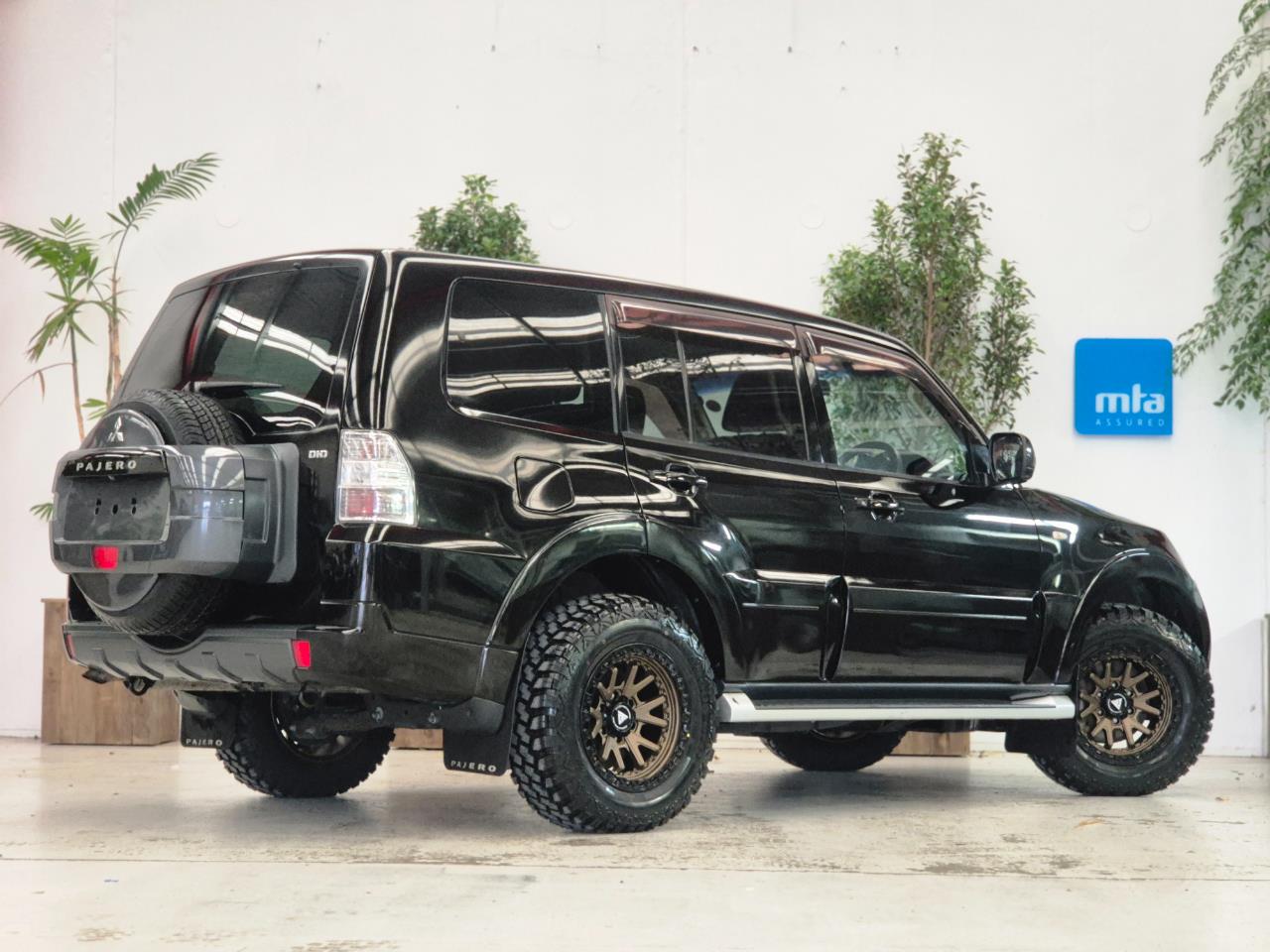 2014 Mitsubishi Pajero thumbnail