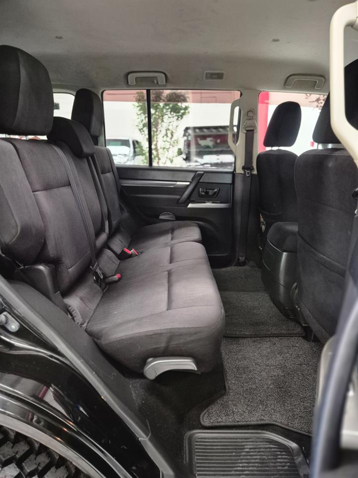 2014 Mitsubishi Pajero thumbnail