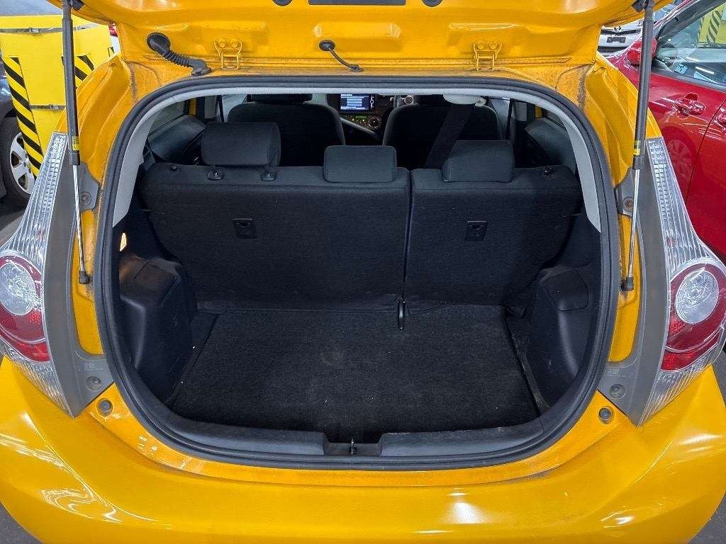 2014 Toyota Aqua thumbnail
