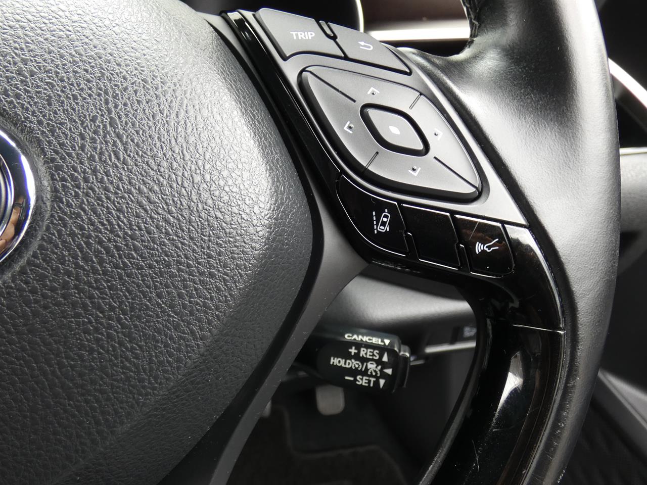 2017 Toyota C-HR thumbnail