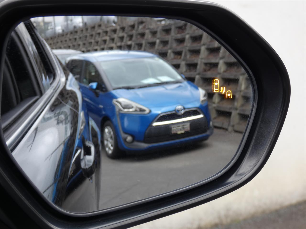 2017 Toyota C-HR thumbnail
