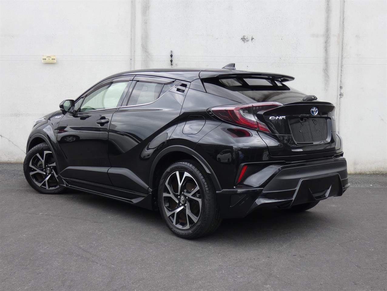 2017 Toyota C-HR thumbnail