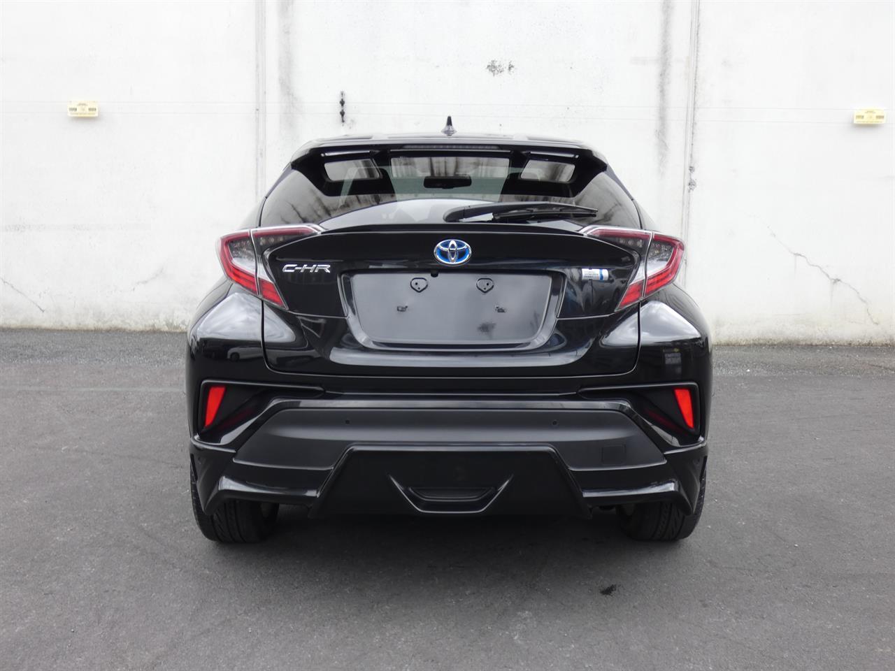 2017 Toyota C-HR thumbnail