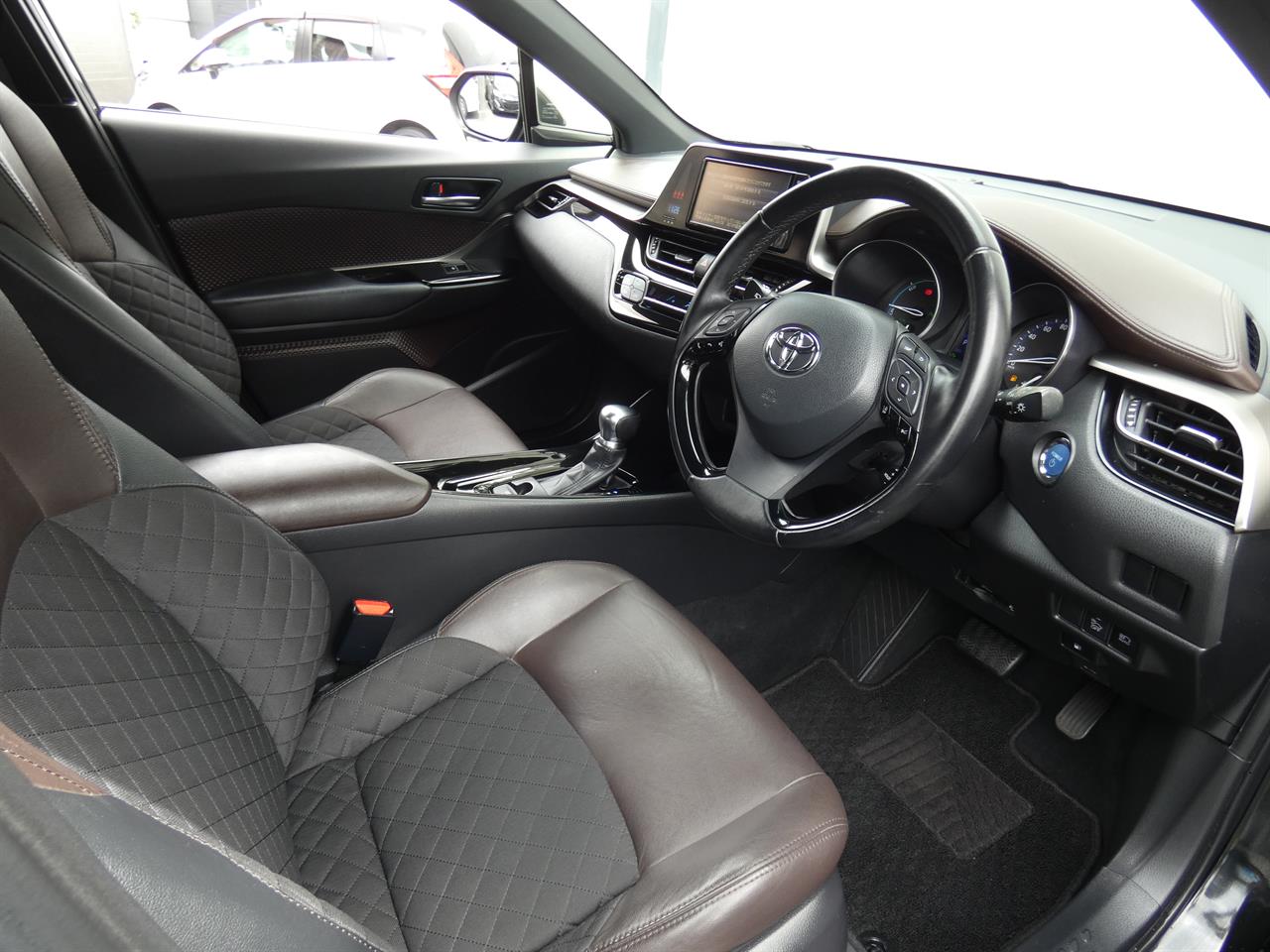 2017 Toyota C-HR thumbnail