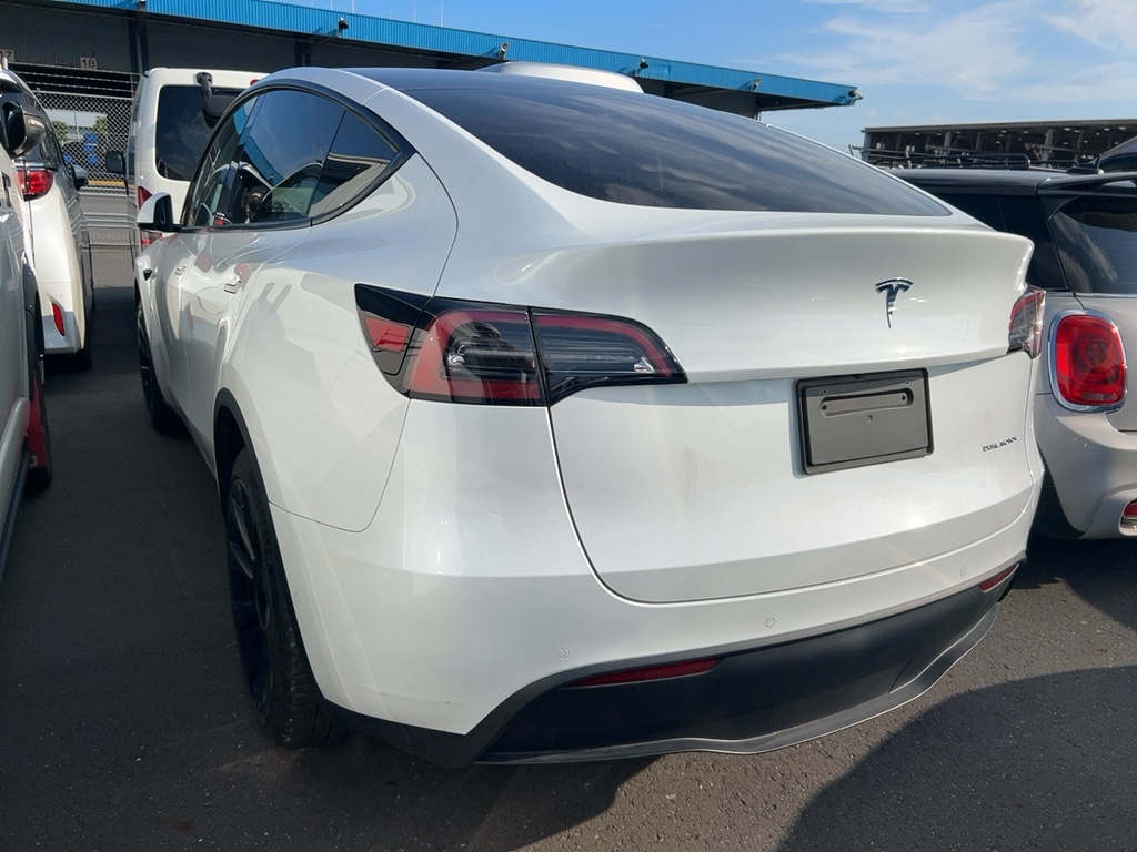 2023 Tesla Model thumbnail