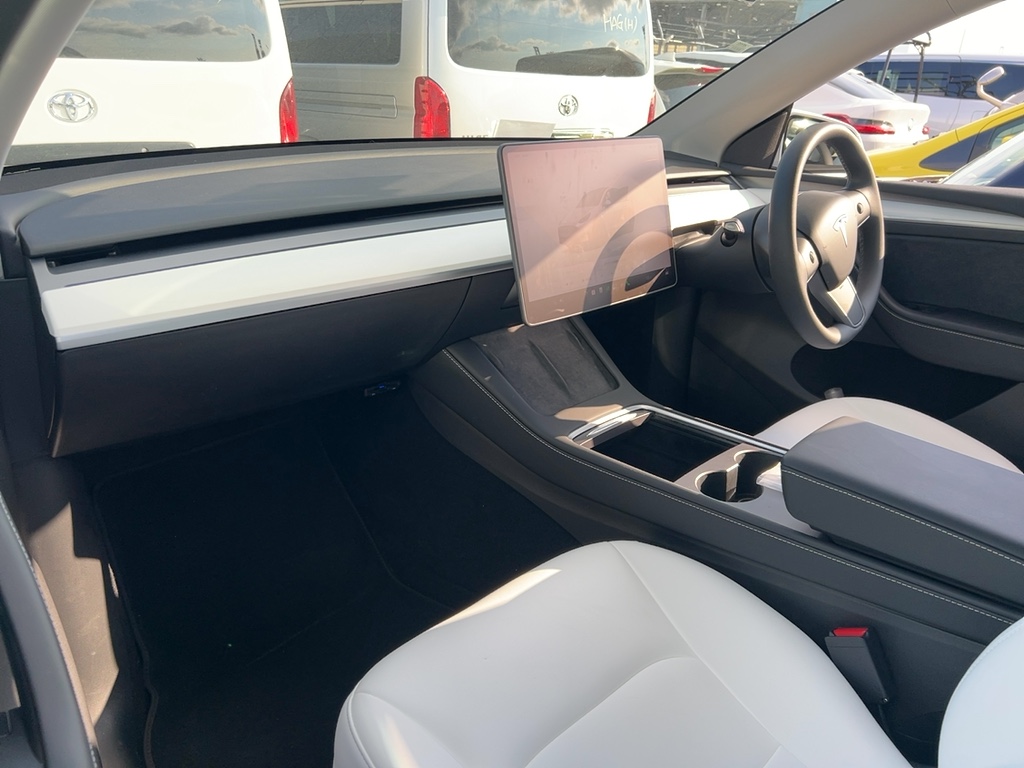 2023 Tesla Model thumbnail