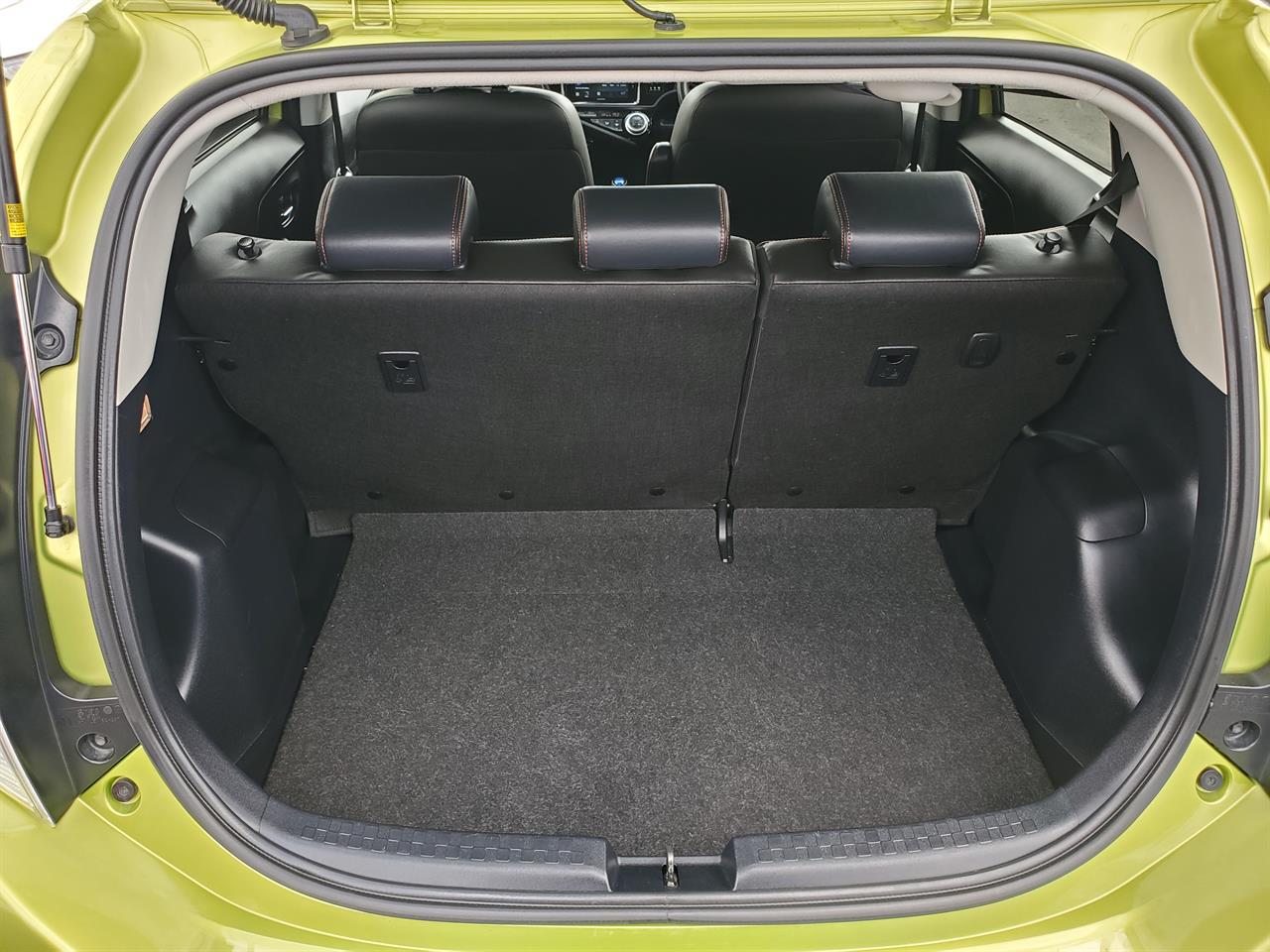 2016 Toyota Aqua thumbnail