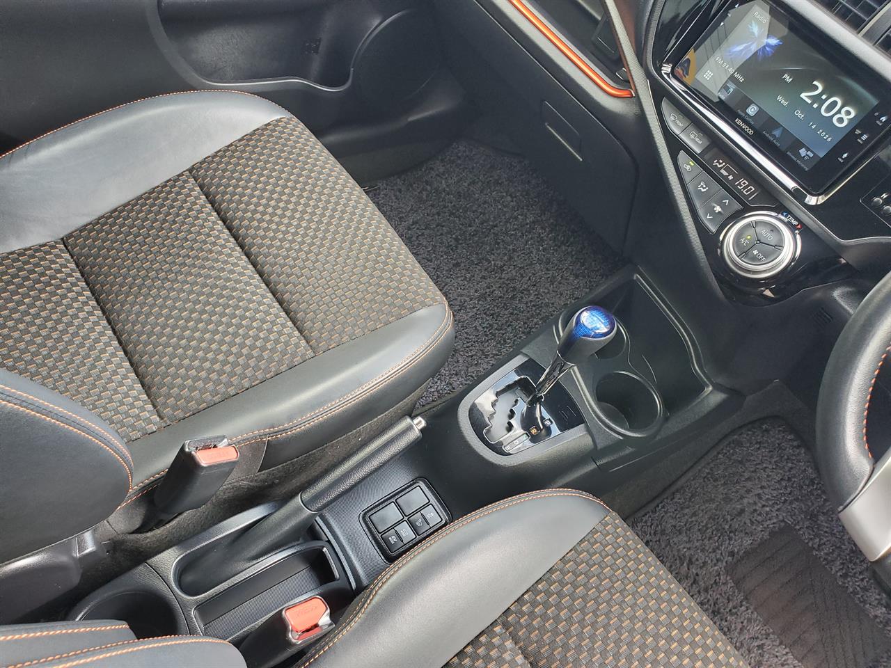 2016 Toyota Aqua thumbnail