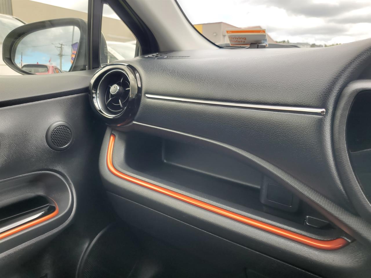 2016 Toyota Aqua thumbnail
