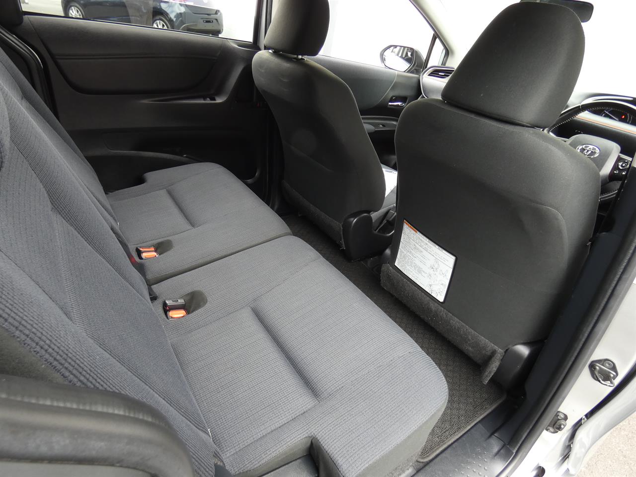2016 Toyota Sienta thumbnail