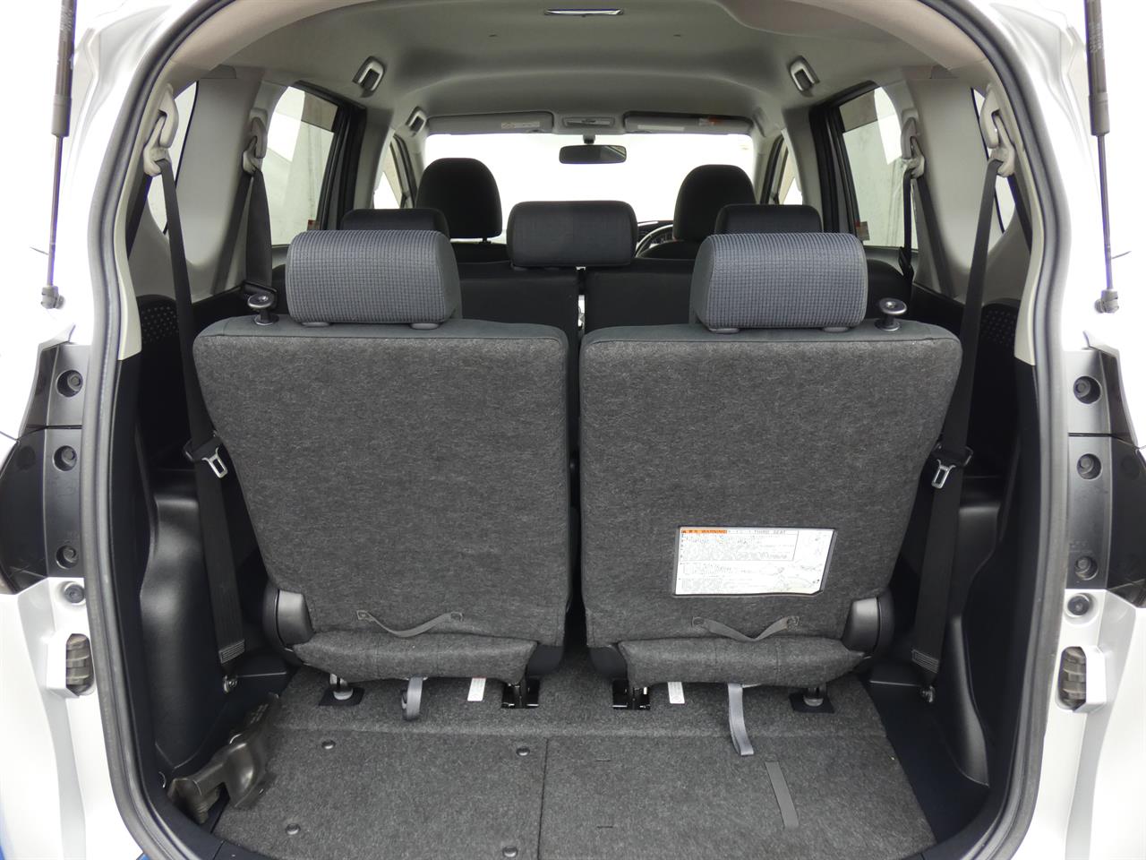 2016 Toyota Sienta thumbnail
