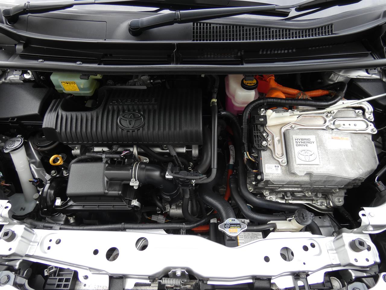 2016 Toyota Sienta thumbnail