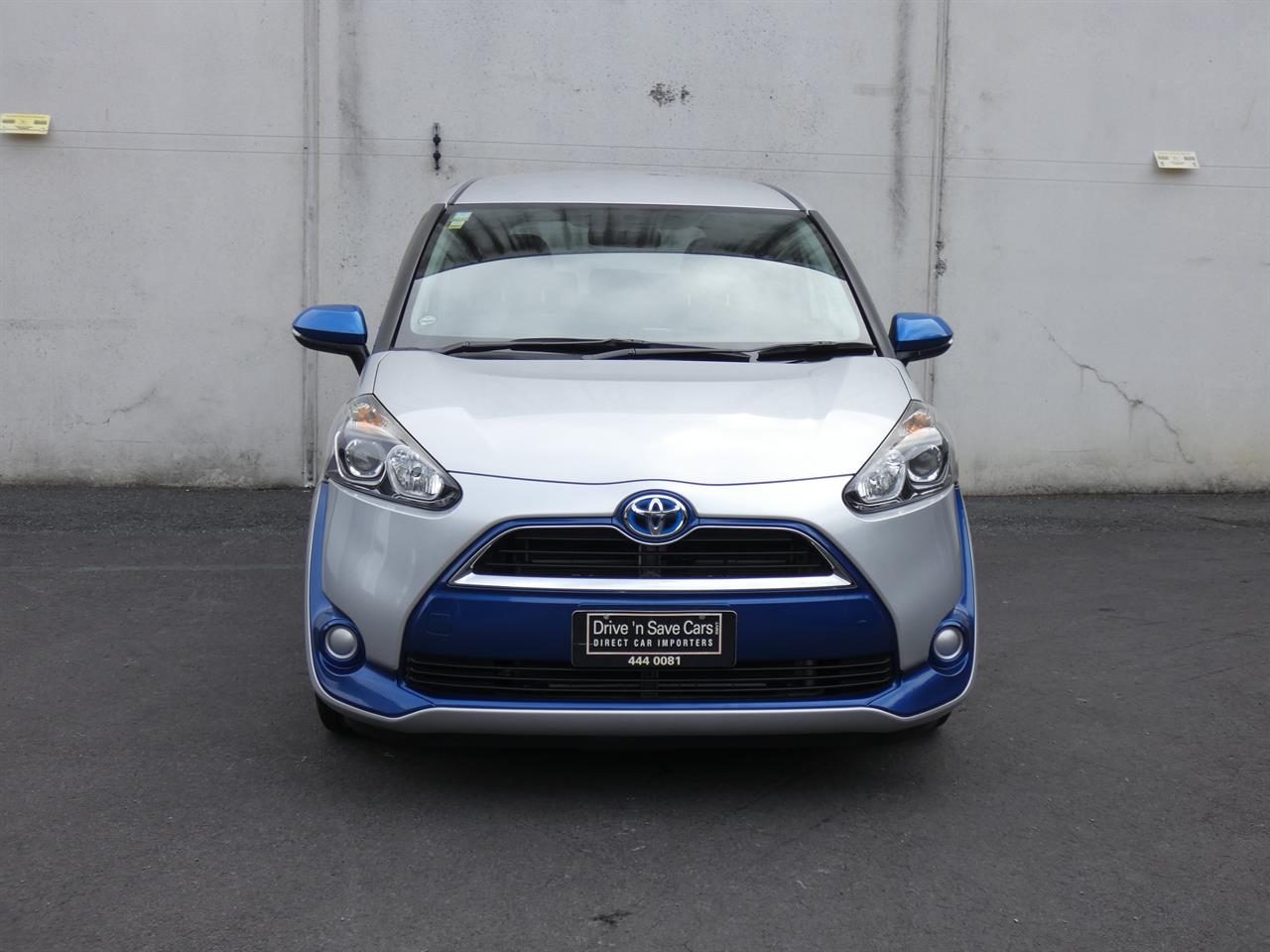 2016 Toyota Sienta thumbnail