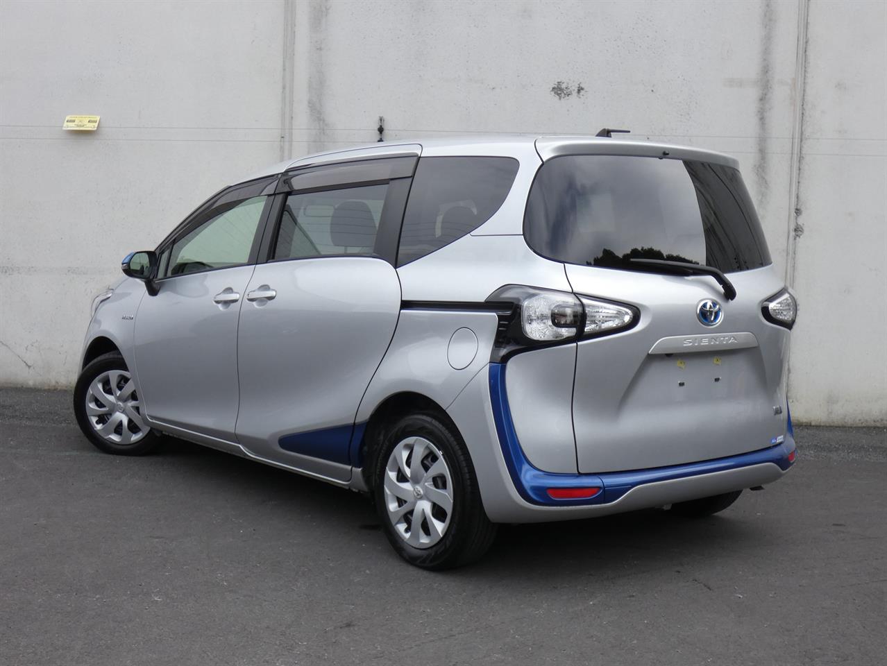 2016 Toyota Sienta thumbnail