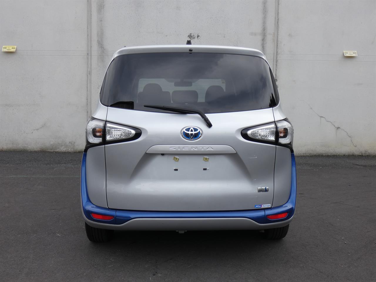2016 Toyota Sienta thumbnail