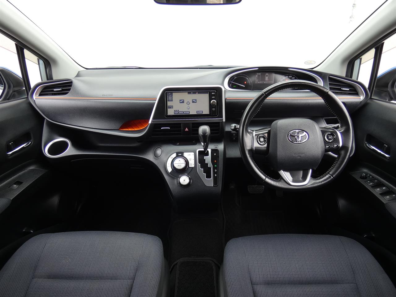 2016 Toyota Sienta thumbnail