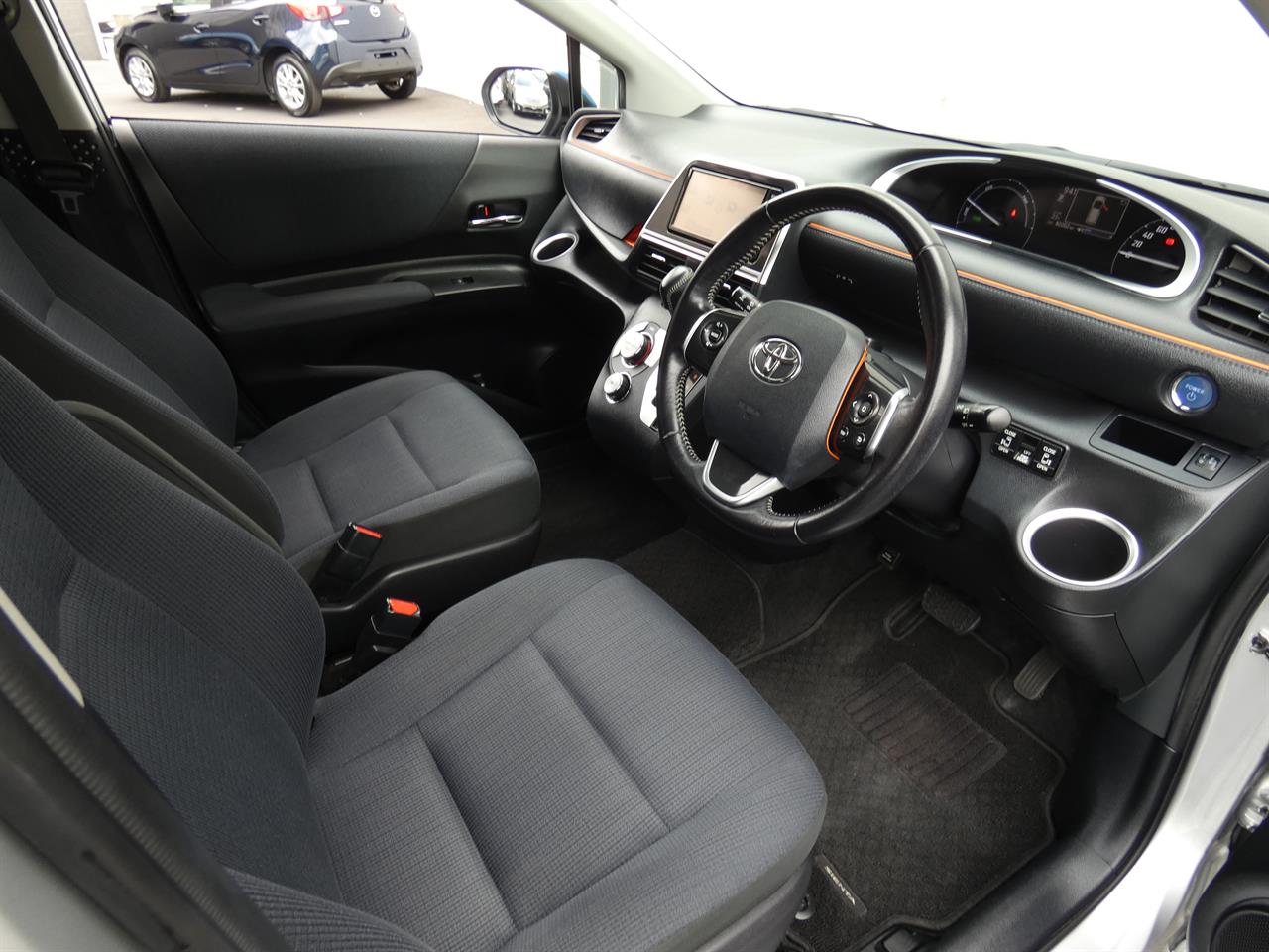 2016 Toyota Sienta thumbnail