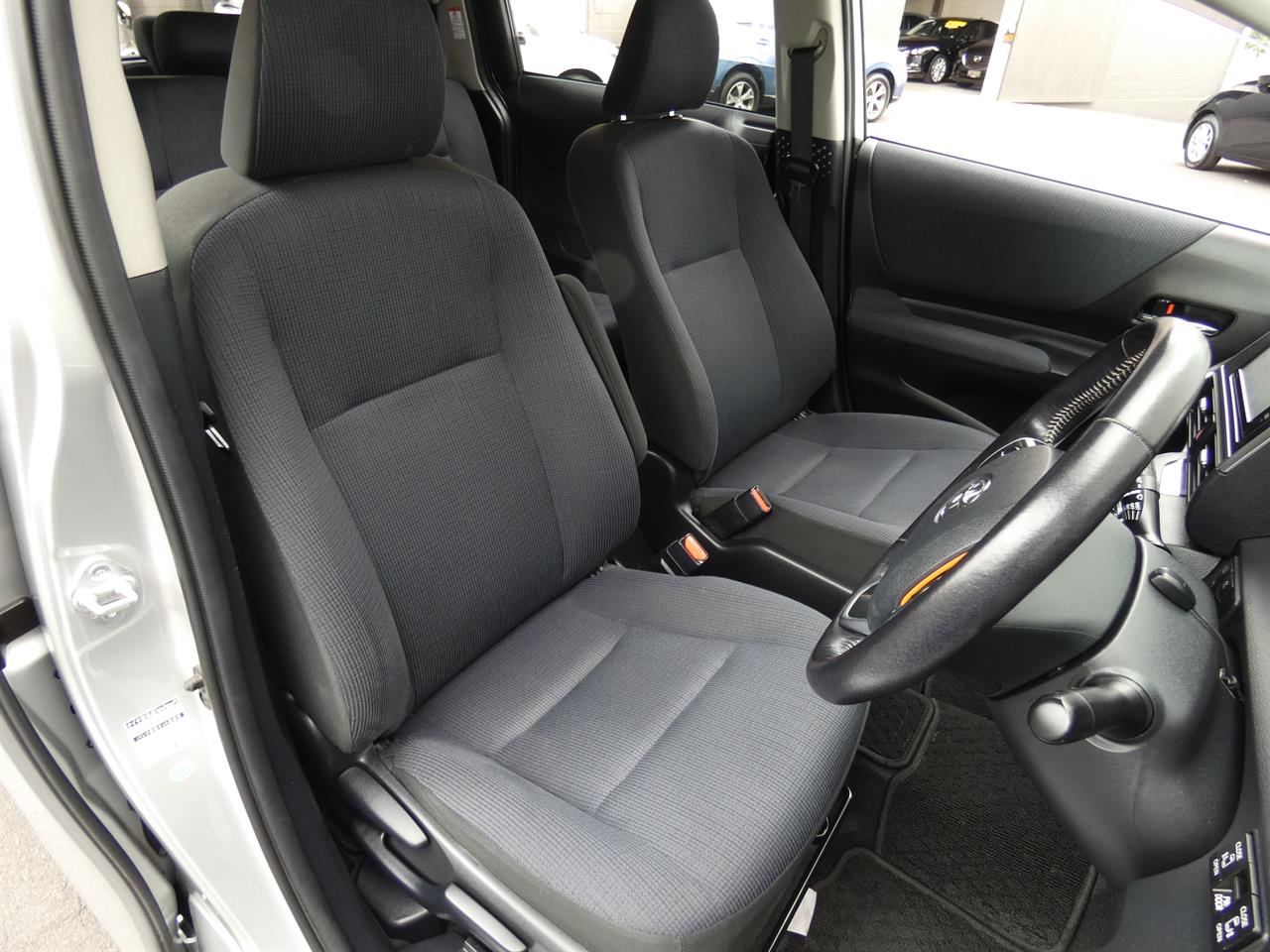 2016 Toyota Sienta thumbnail